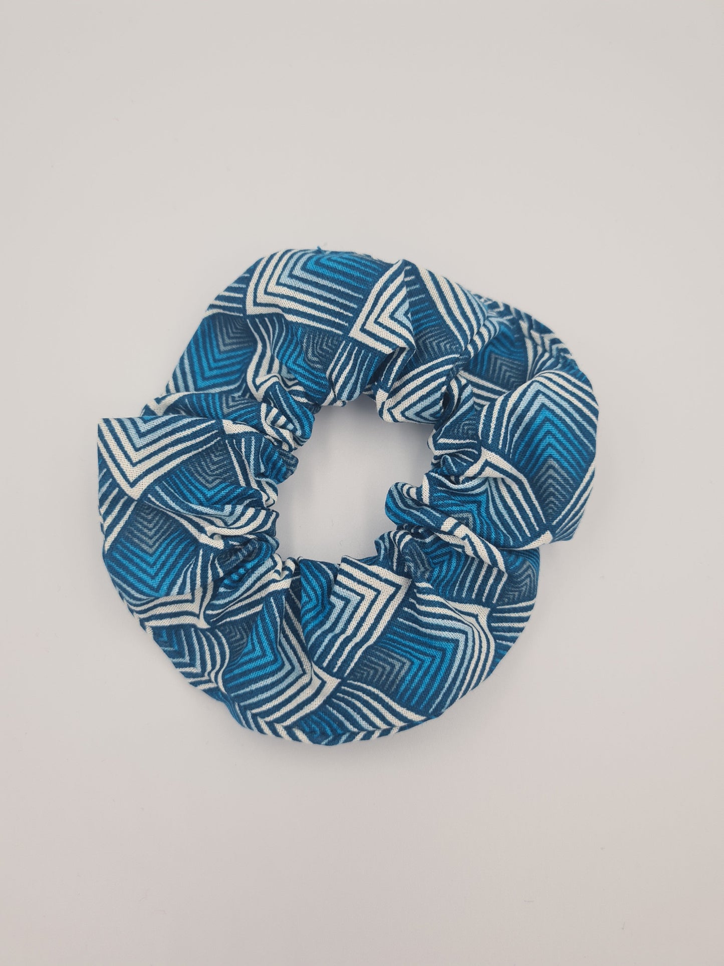 chouchou avec des losanges bleu et gris