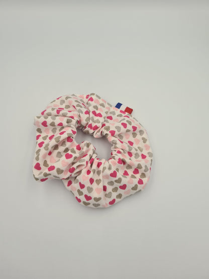 chouchou avec des coeurs rose et gris