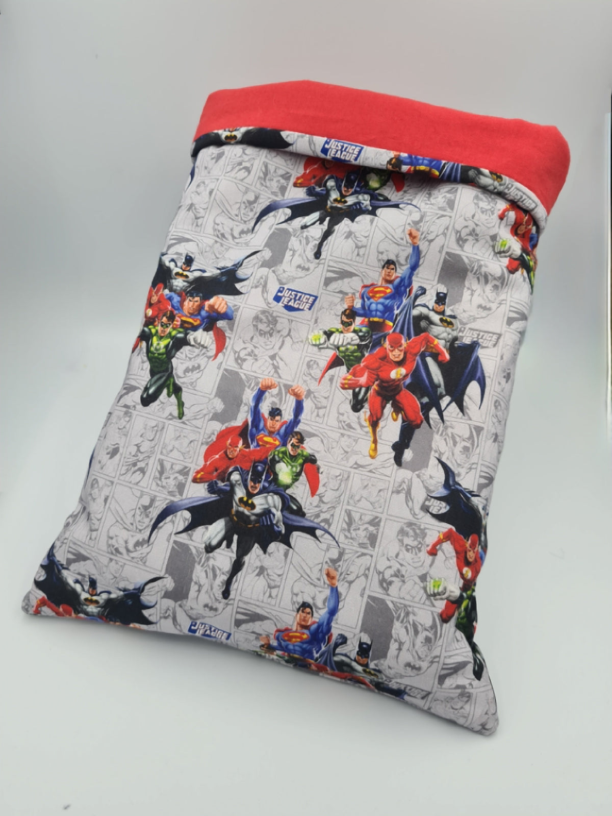 pochette de livre grise et rouge, univers DC comics