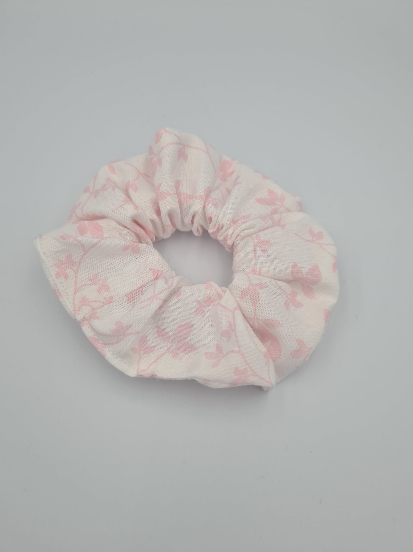 chouchou blanc avec fleur rose