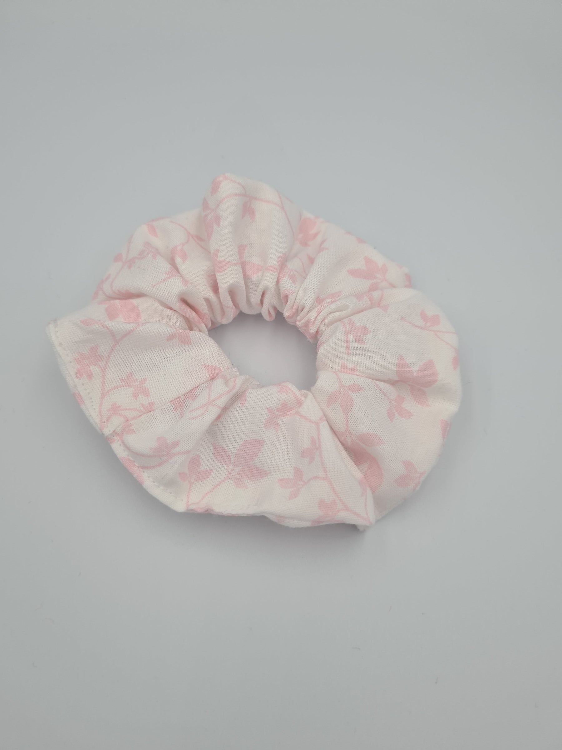 chouchou blanc avec fleur rose