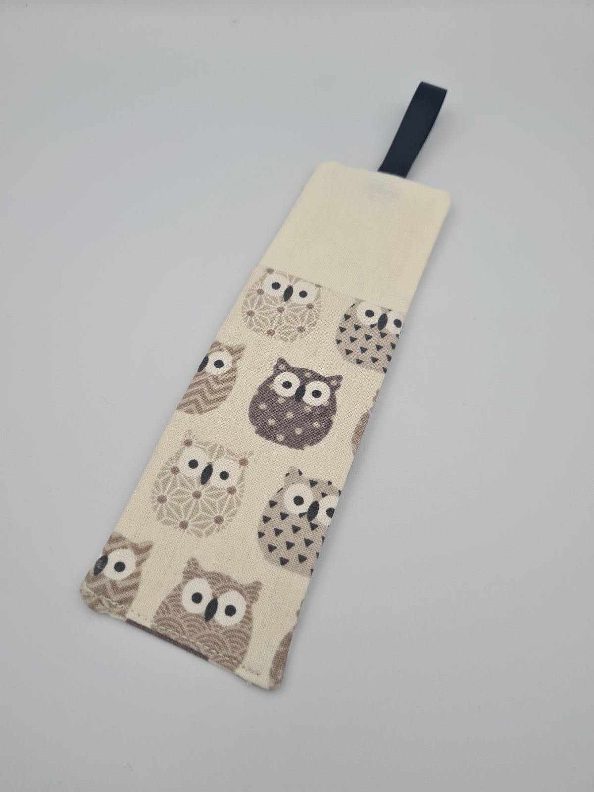 marque page beige et hiboux gris