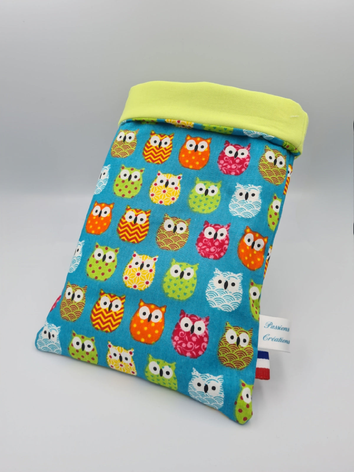 pochette pour livre hiboux multicolore sur fond bleu turquoise