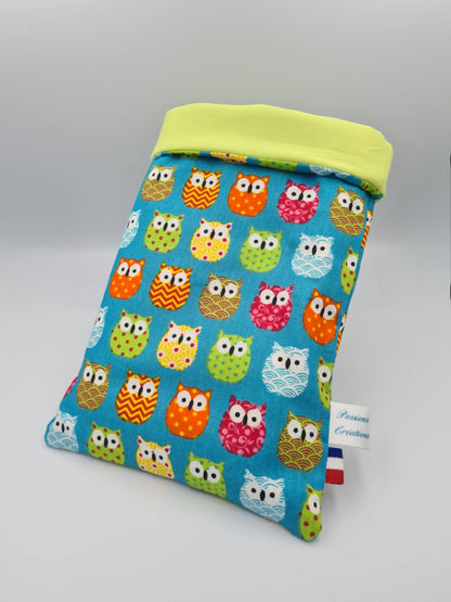 pochette pour livre hiboux multicolore sur fond bleu turquoise
