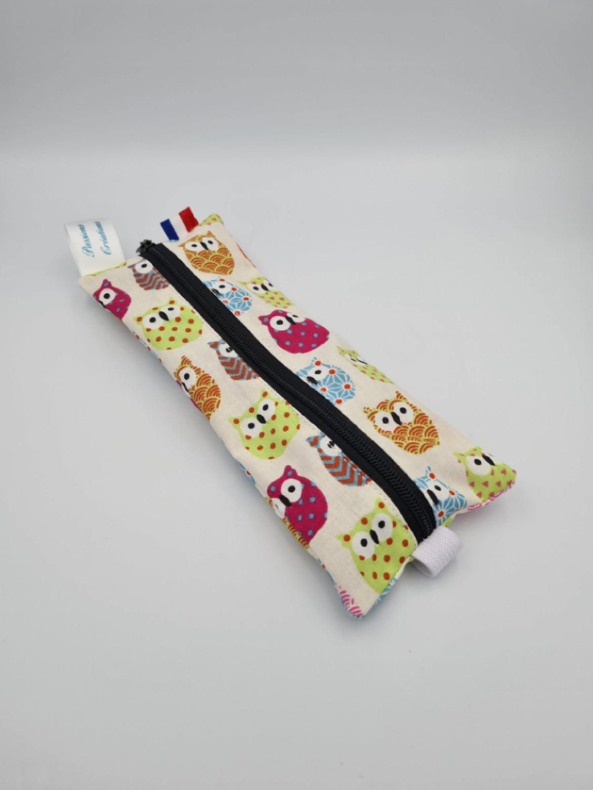 Trousse pour carnet hiboux multicolore sur fond beige