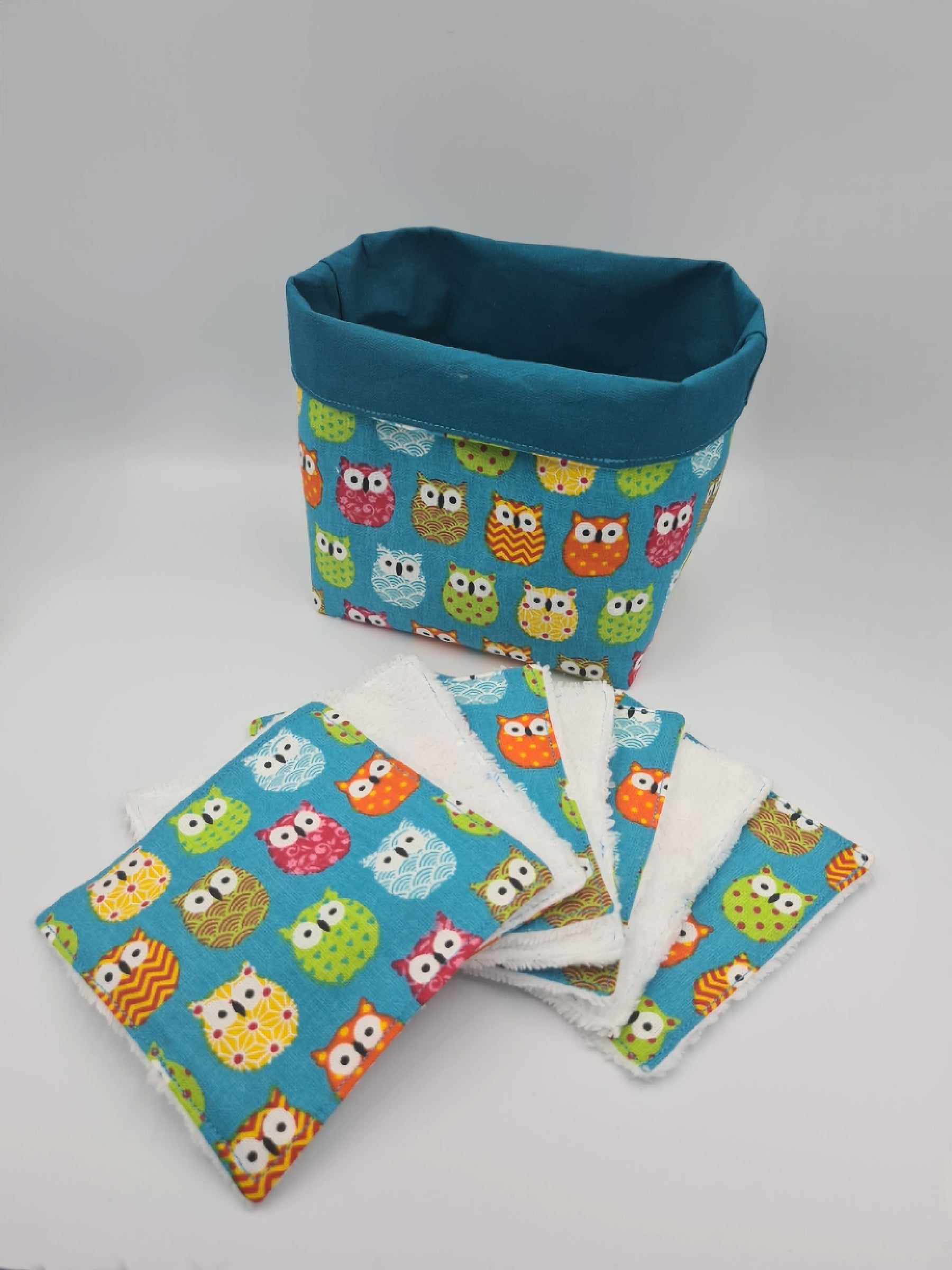 panière et lingette lavable hiboux multicolore fond turquoise