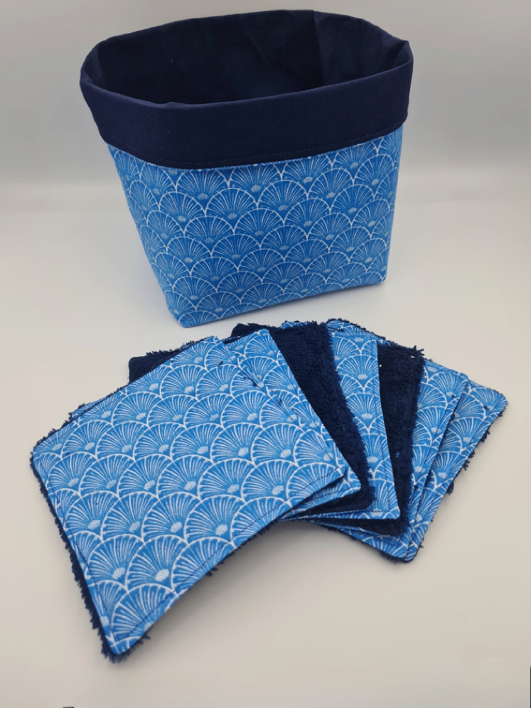 panière et lingette bleu