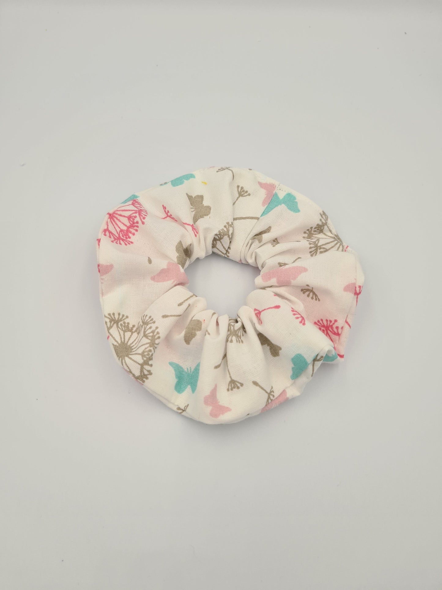 chouchou blanc avec pollen et papillon
