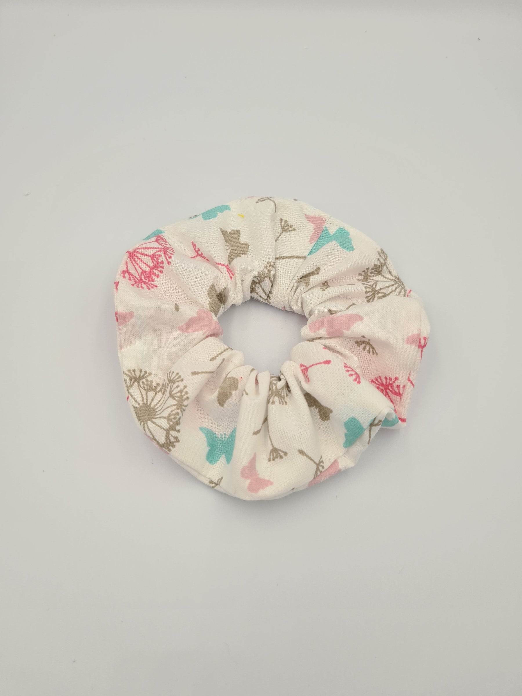 chouchou blanc avec pollen et papillon
